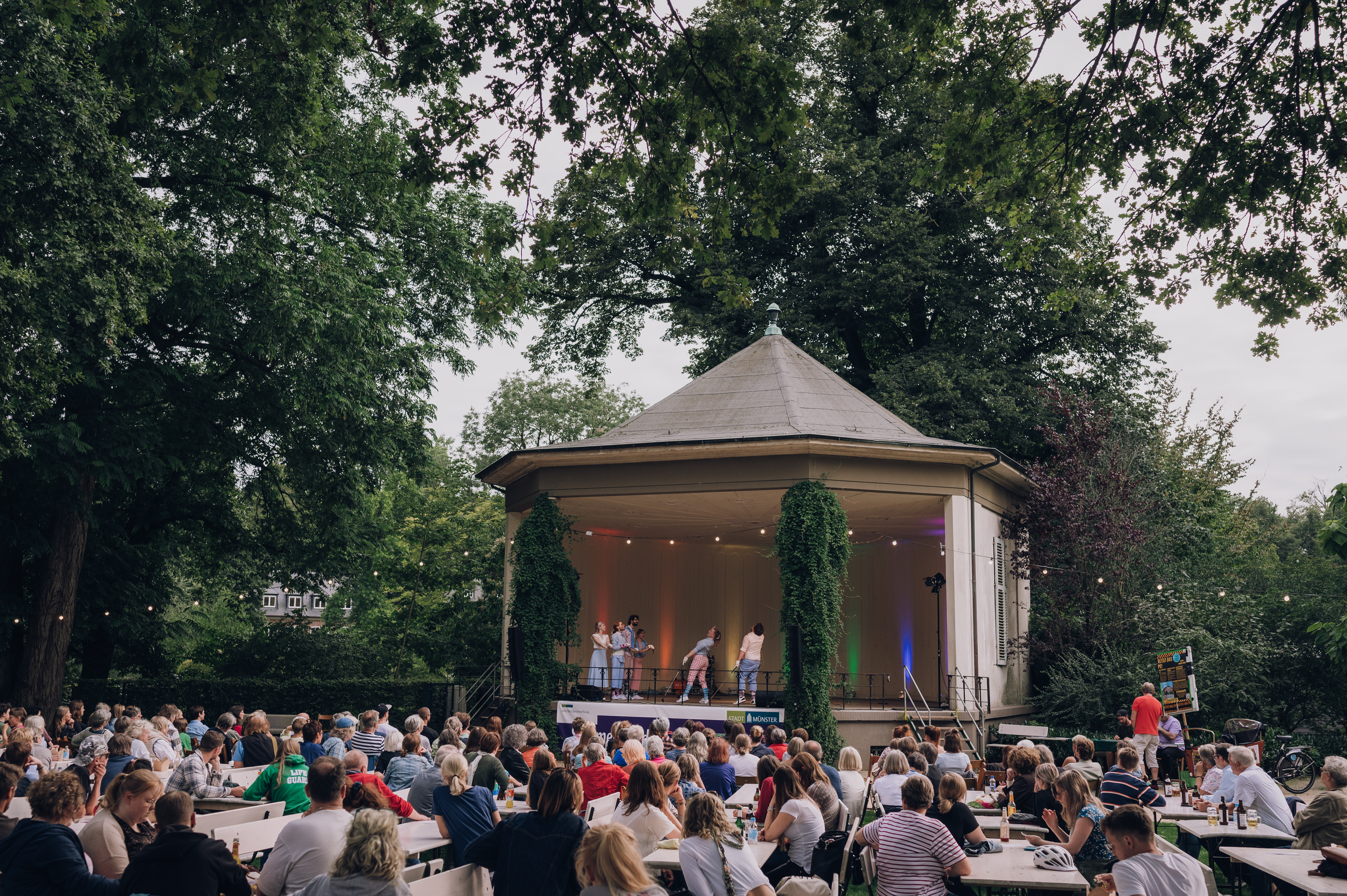 Pavillon- und Publikumsansicht