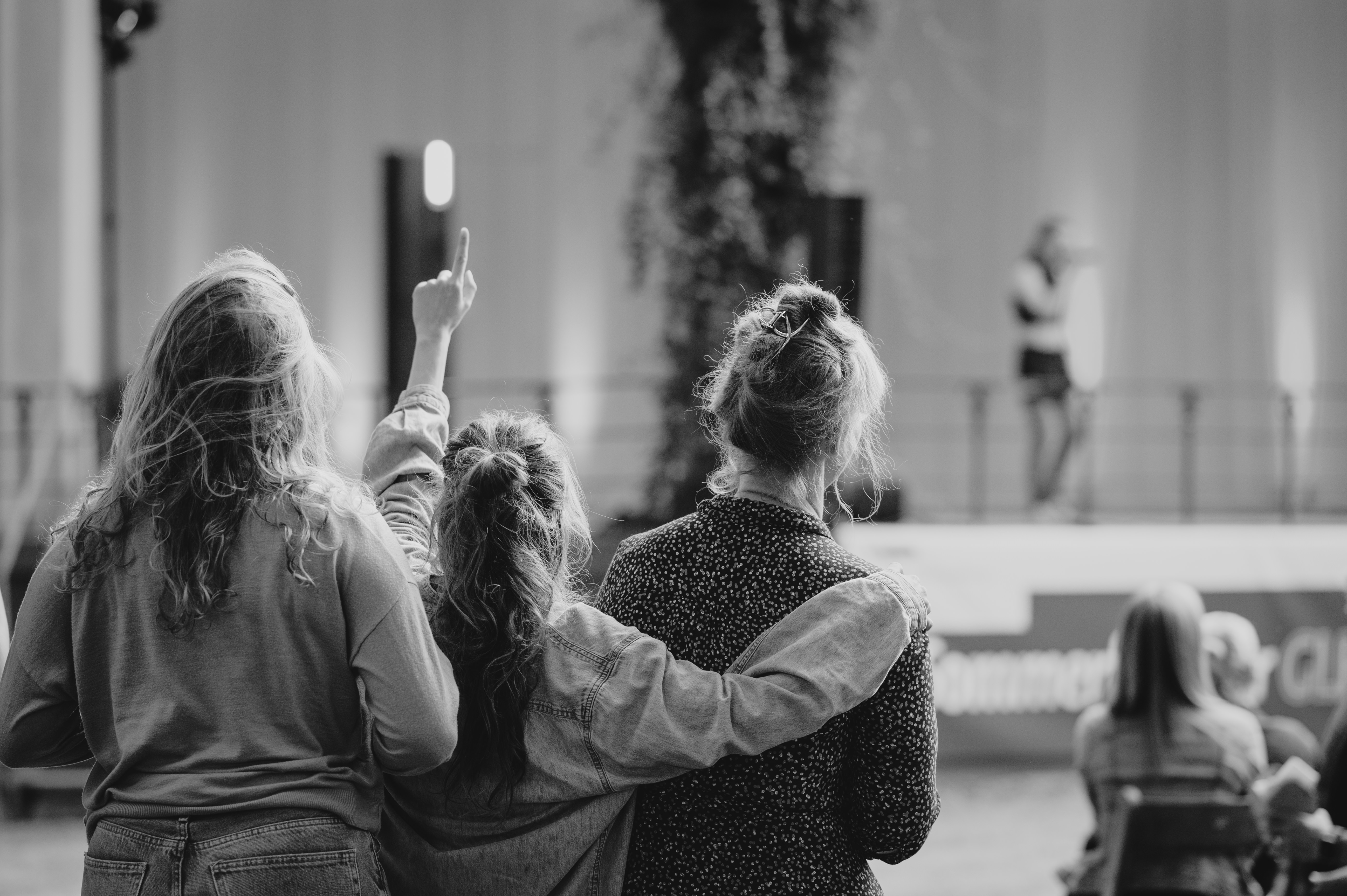 Frauen aus dem Publikum verfolgen den Auftritt von vergissmeinicht