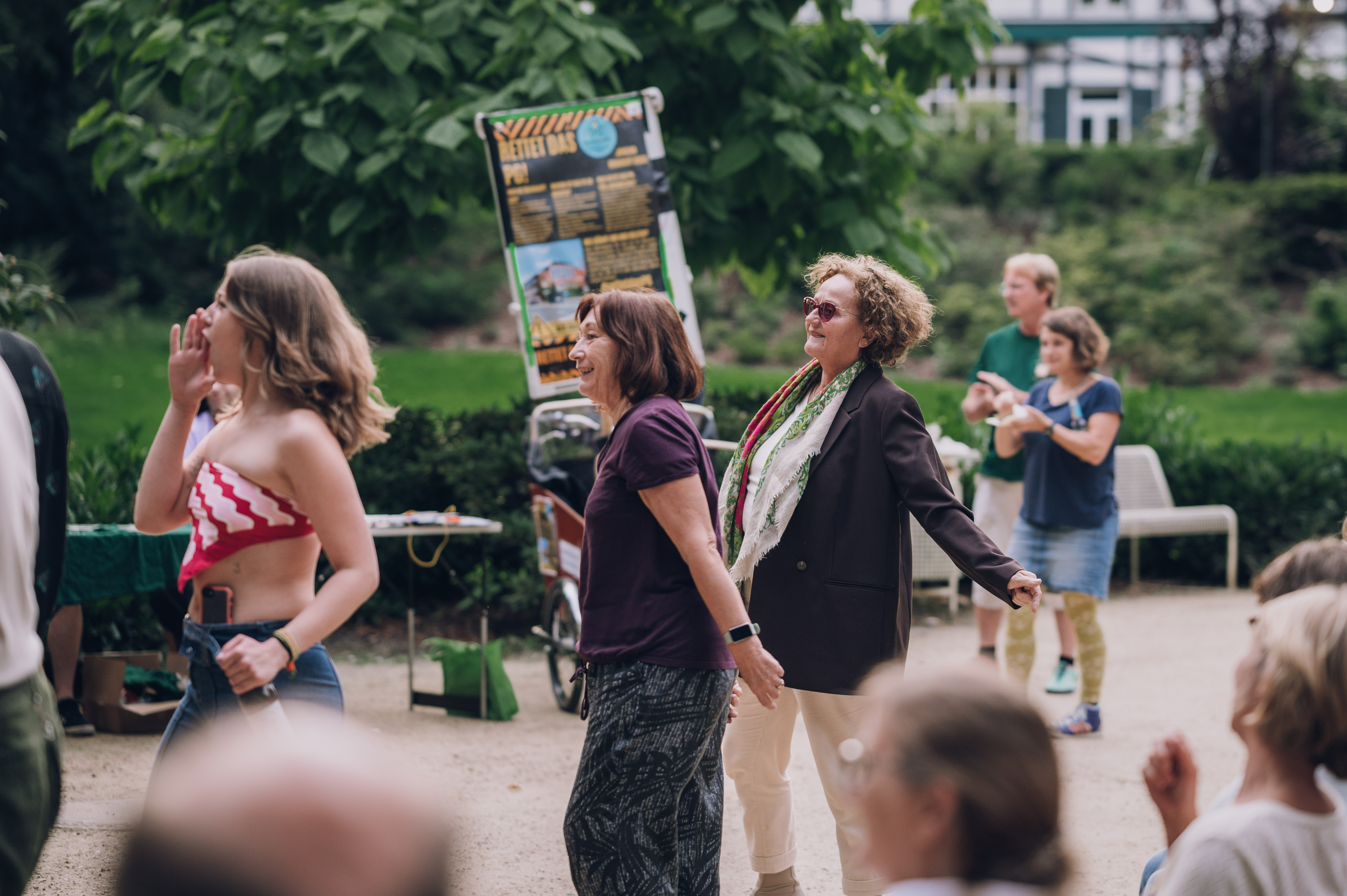 Tanzendes Publikum vor der Bühne