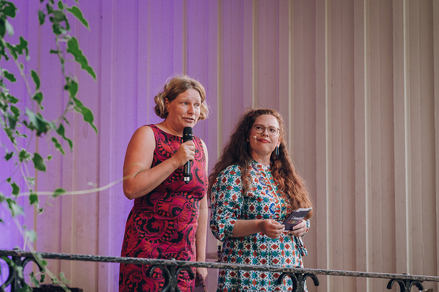 Sarah Braun, Leiterin des Amtes für Gleichstellung, und die Moderatorin Anna Nigulis