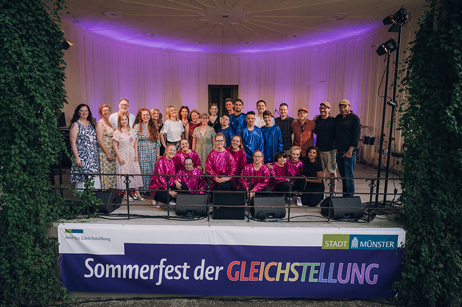 Gruppenbild der auftretenden Künstler*innen und dem Team des Amtes für Gleichstellung