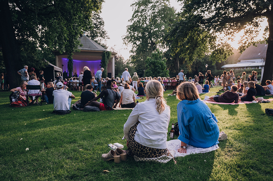 Publikum im Schlossgarten beim Sommerfest der Gleichstellung