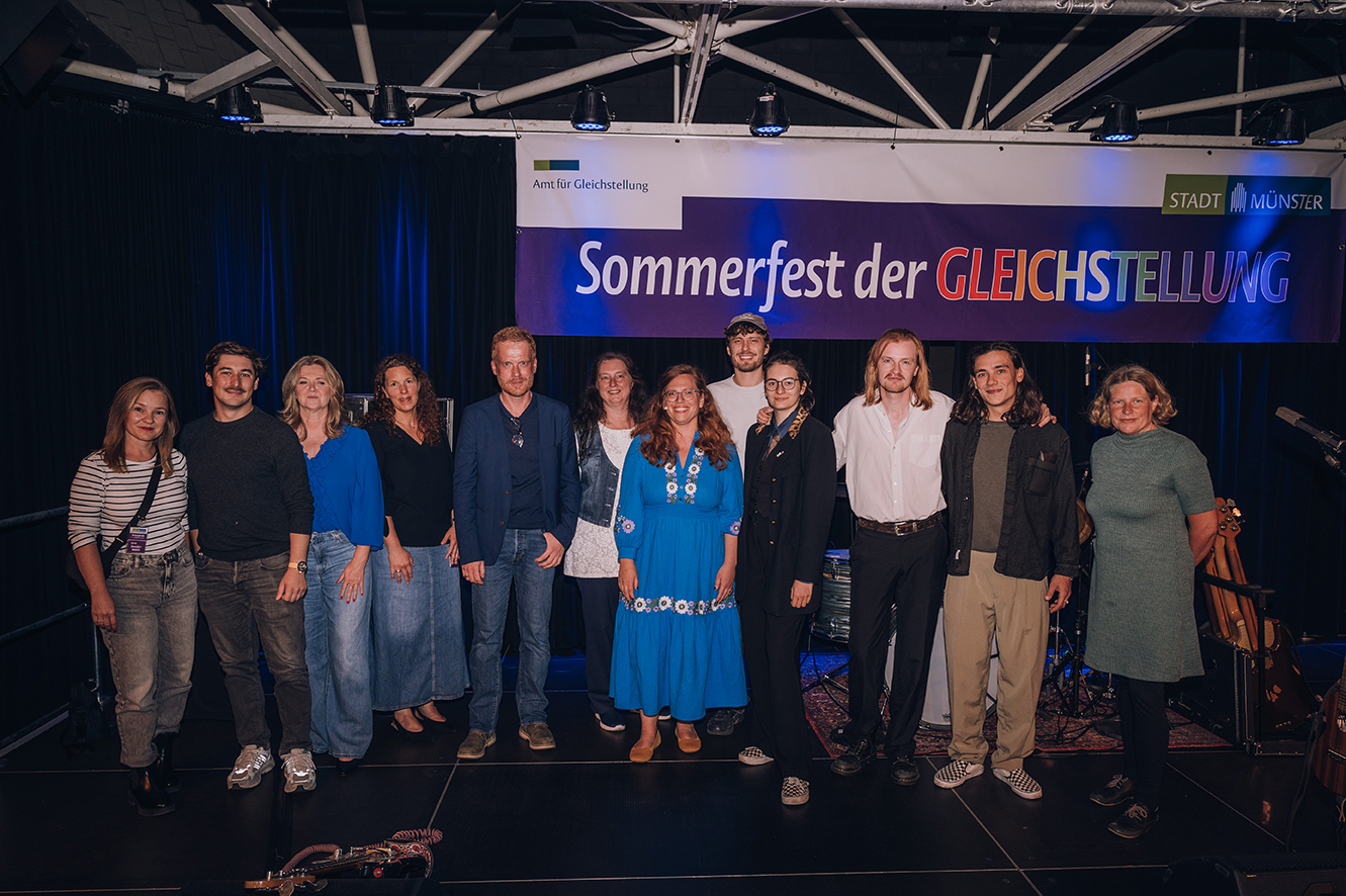 Team des Amtes für Gleichstellung mit Florian Hacke sowie Mina Richman & Band