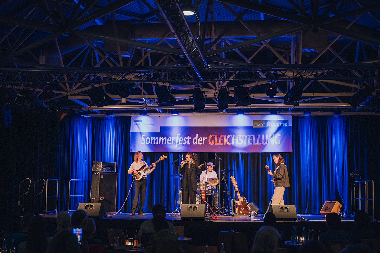 Mina Richman & Band (Leon Brames (Brums), Alexander Mau (Bass) und Friedrich Schnorr von Carolsfeld (E-Gitarre)