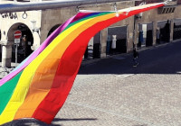 Regenbogenflagge Regenbogenflagge weht am Stadtweinhaus im Wind