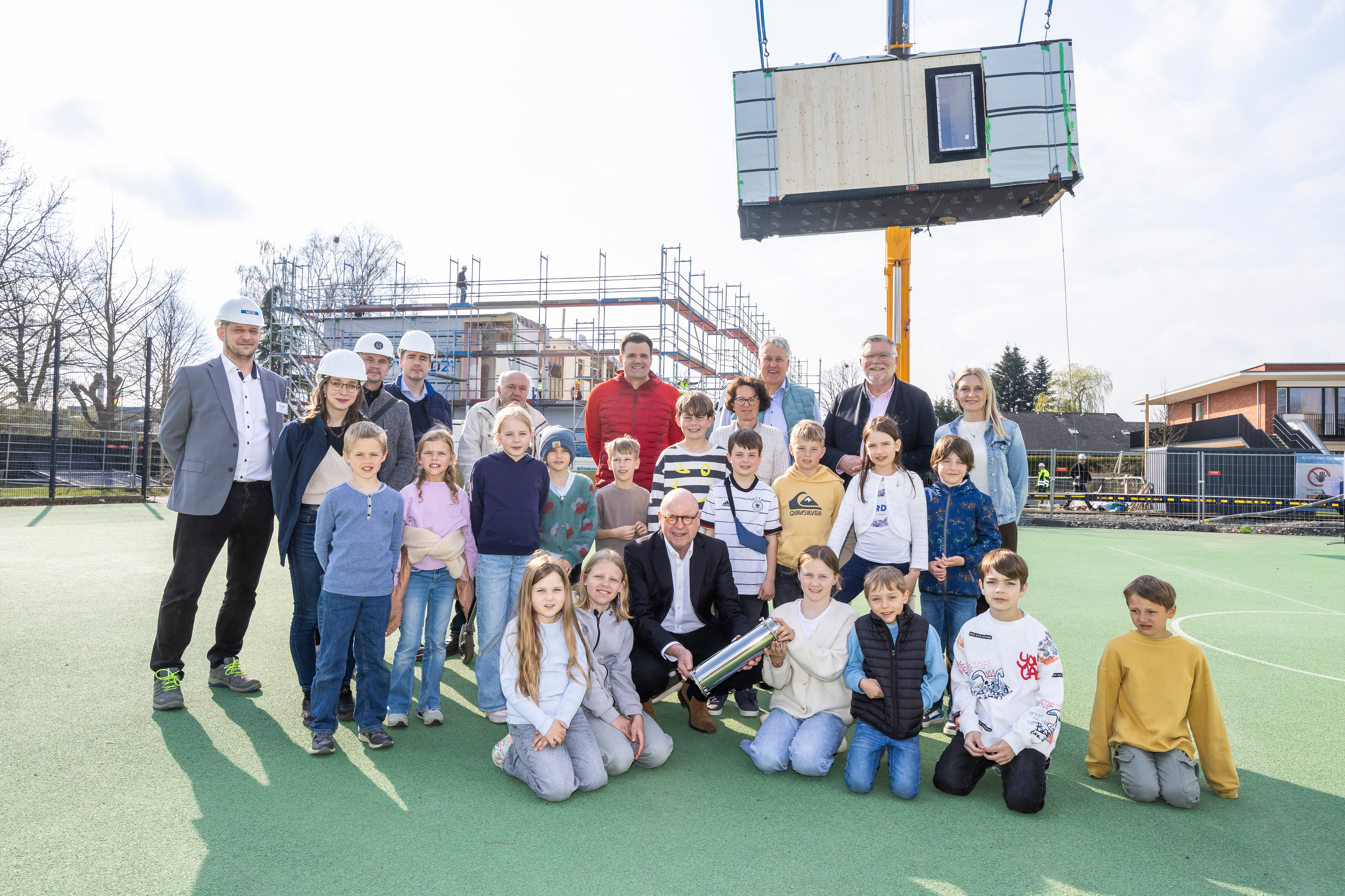 Erweiterungsbau Grundschule Wolbeck-Nord - Gruppenfoto vor der Baustelle