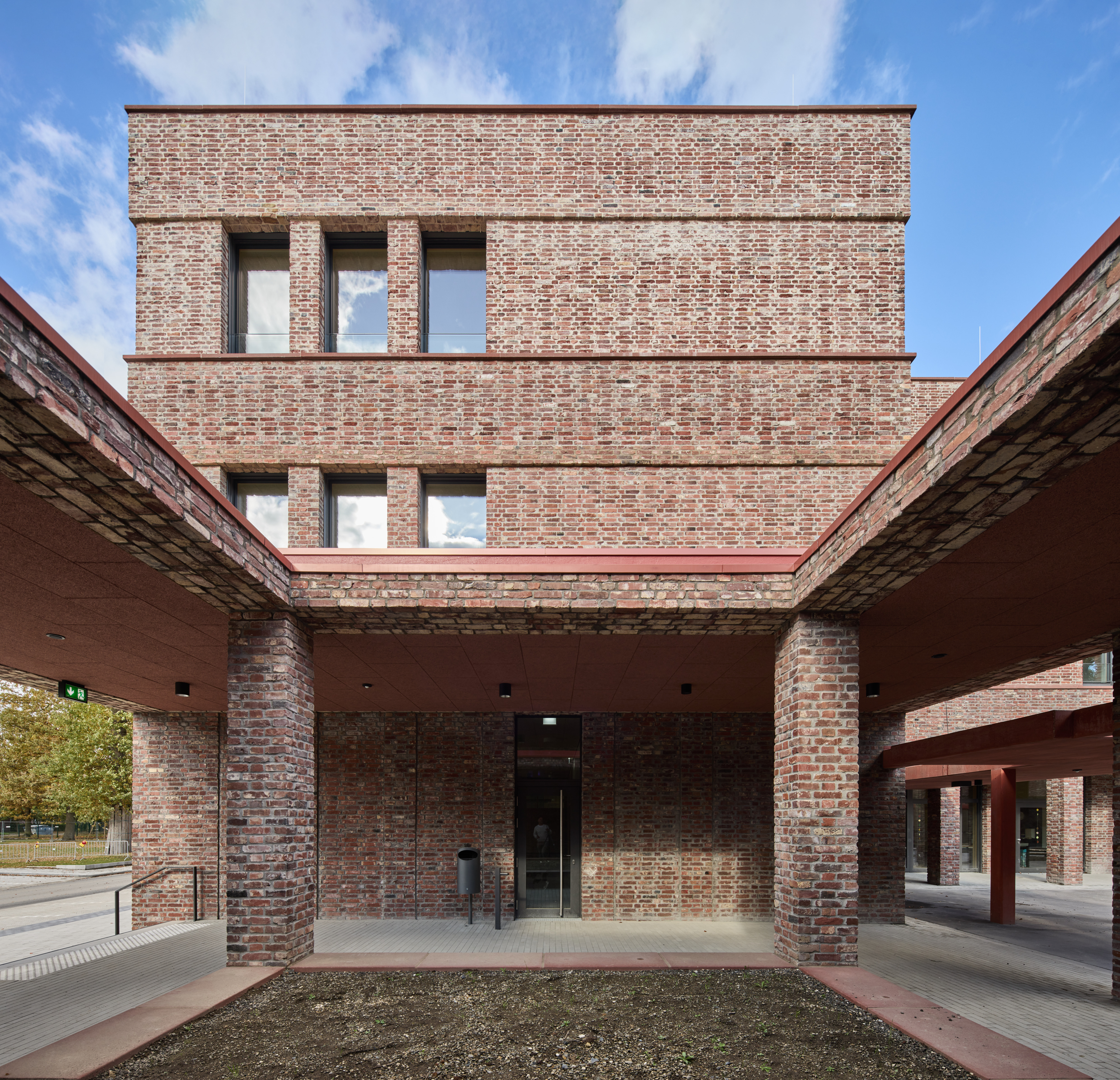 Schulhof und Gebäude – Impressionen nach Fertigstellung