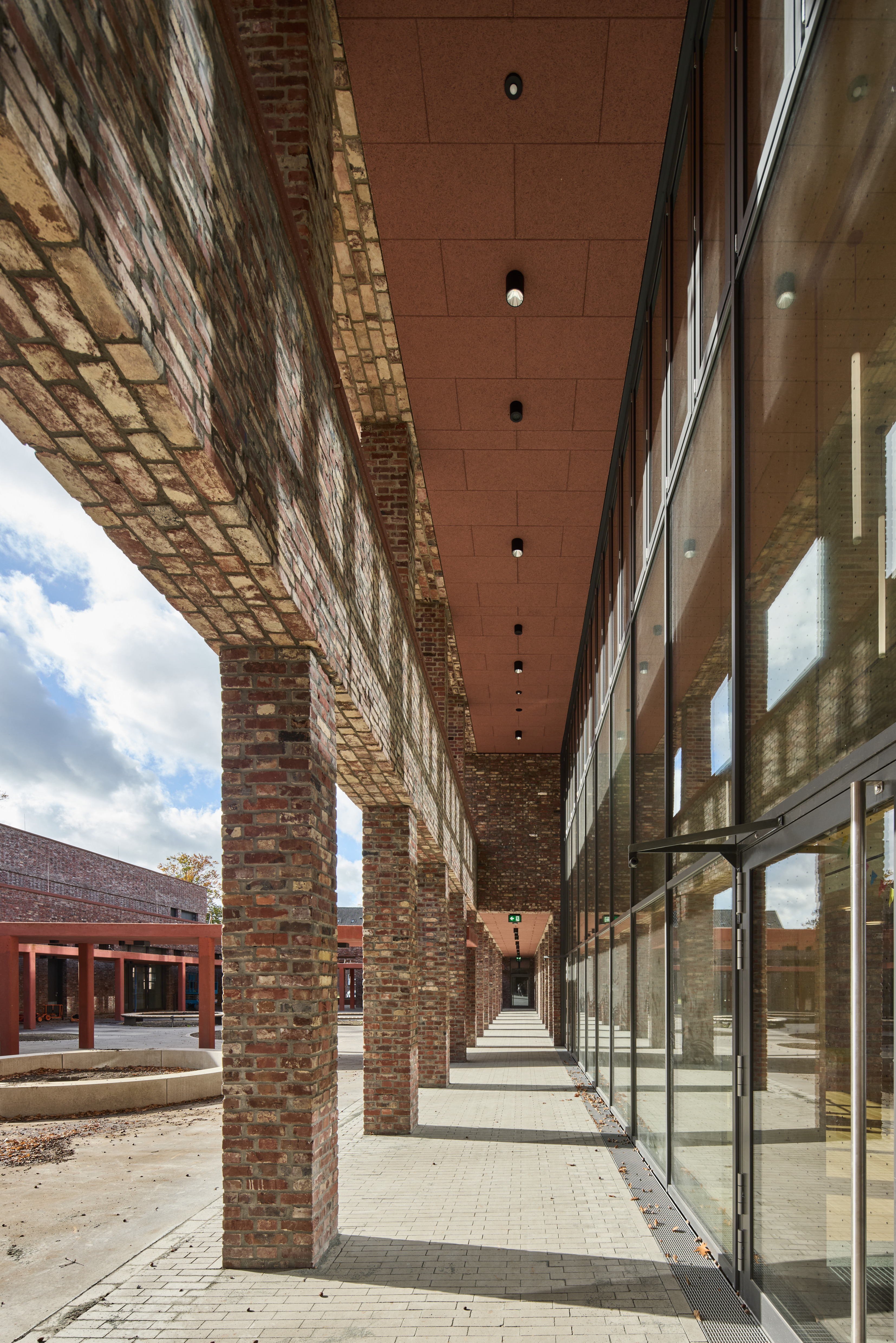 Schulhof und Gebäude – Impressionen nach Fertigstellung