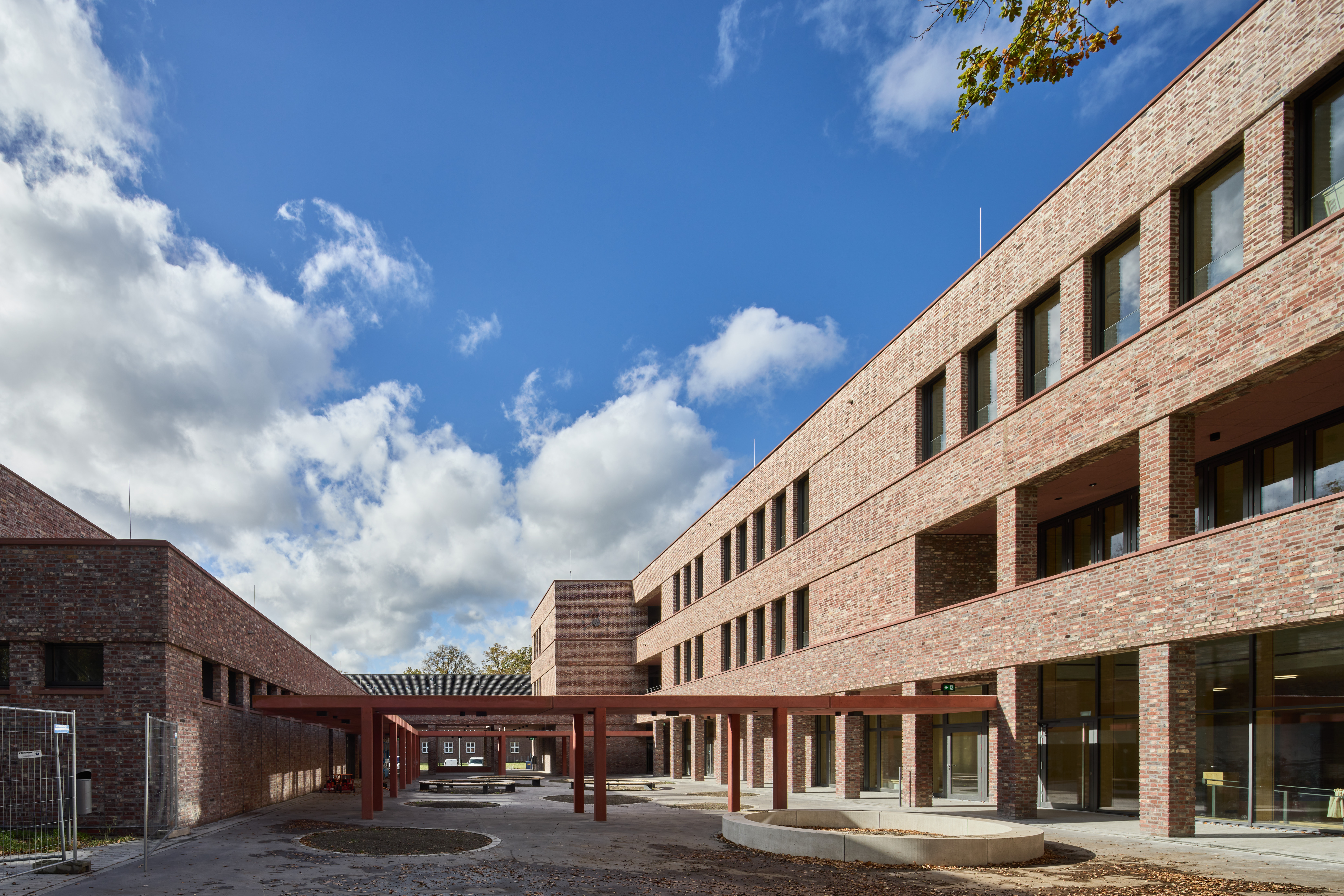 Schulhof und Gebäude – Impressionen nach Fertigstellung
