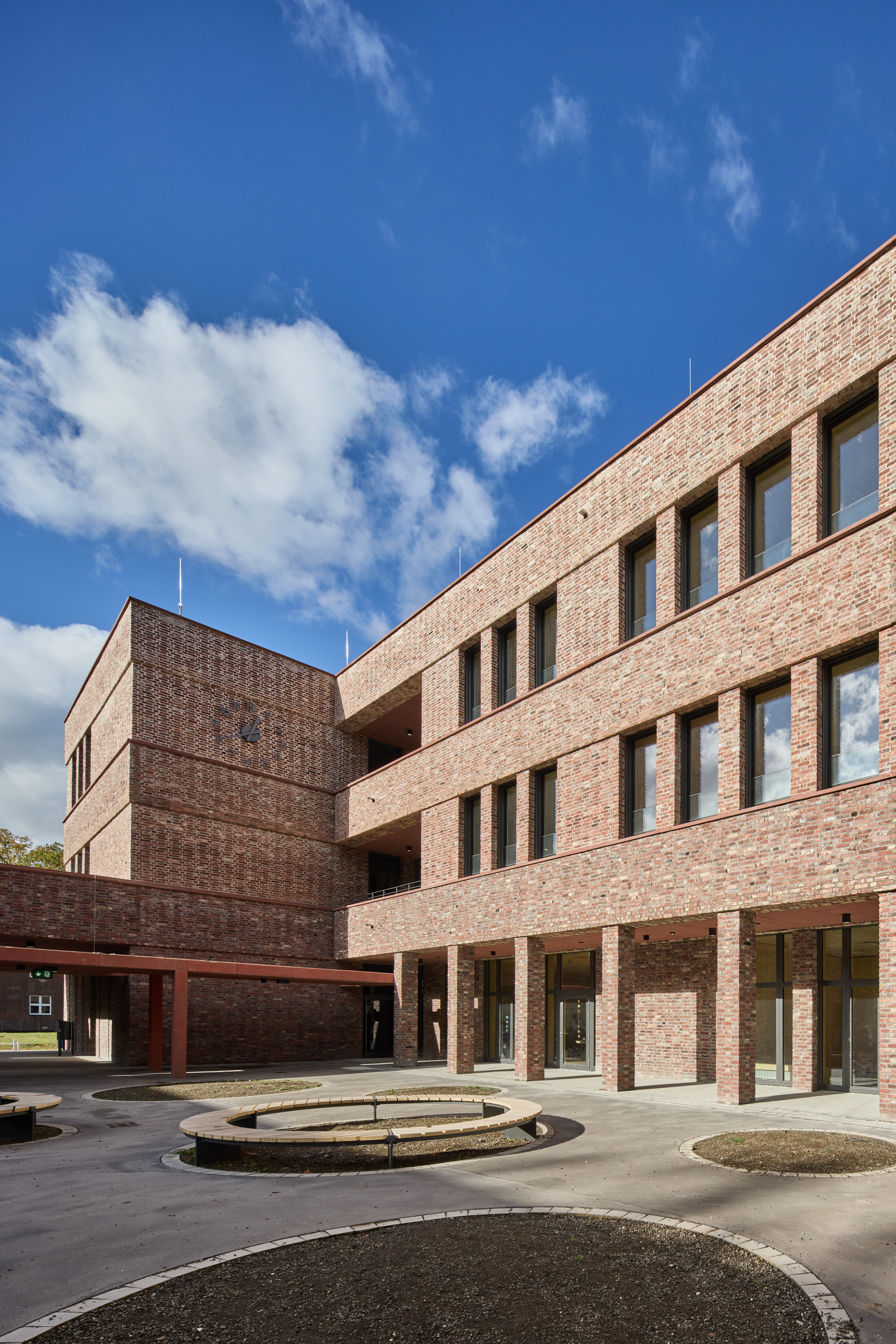 Schulhof und Gebäude – Impressionen nach Fertigstellung