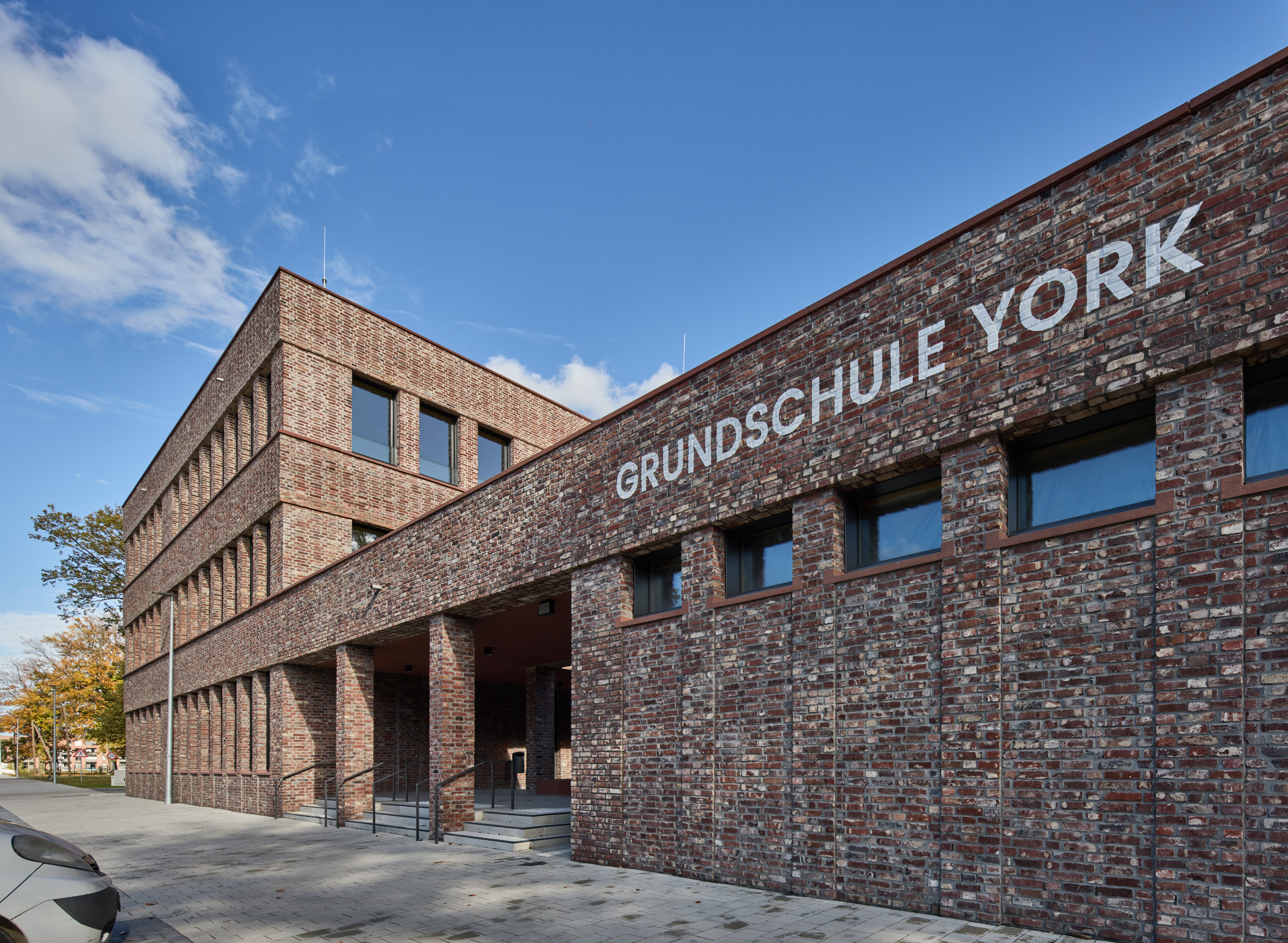 Schulhof und Gebäude – Impressionen nach Fertigstellung