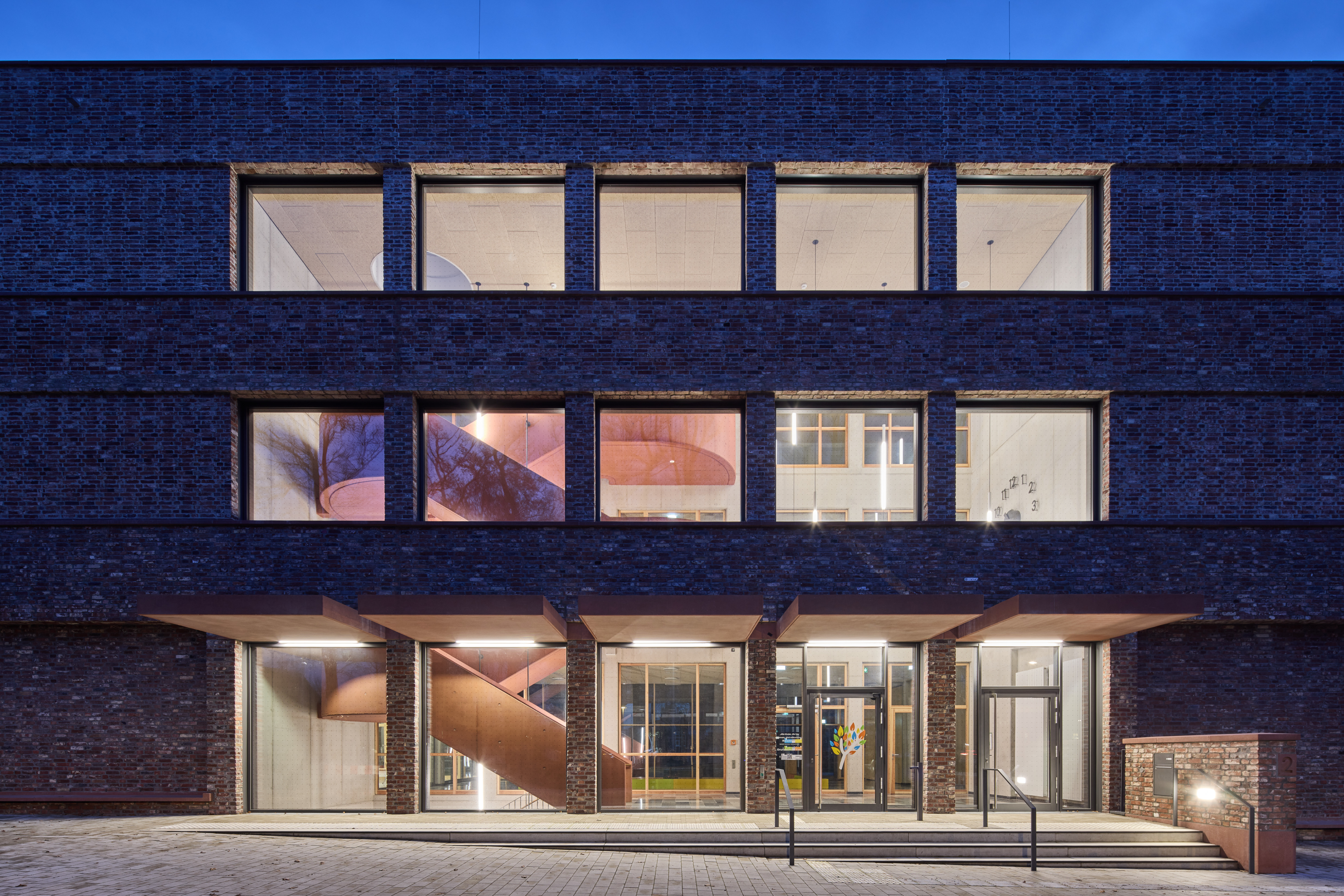 Schulhof und Gebäude – Impressionen nach Fertigstellung