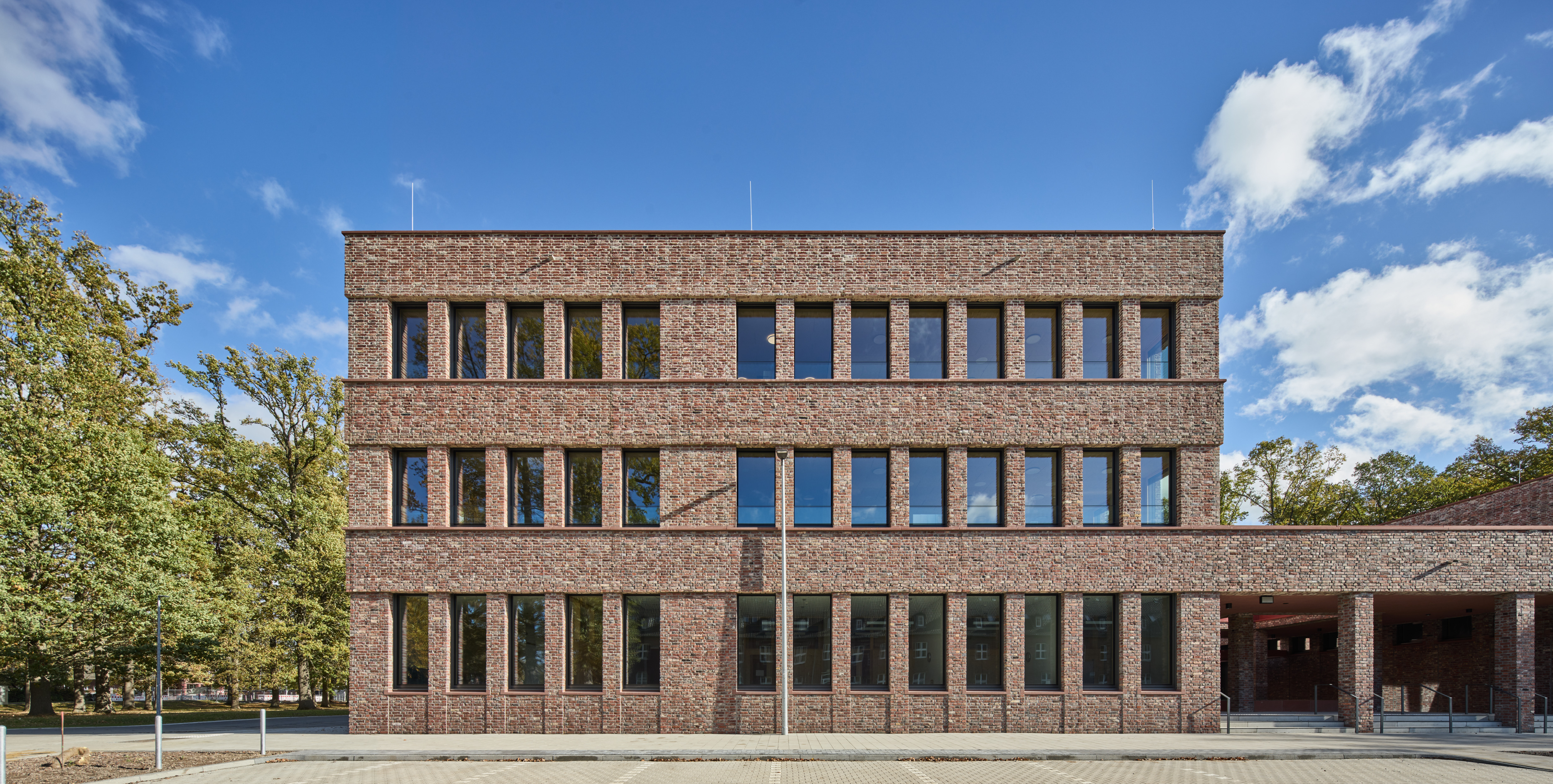 Schulhof und Gebäude – Impressionen nach Fertigstellung