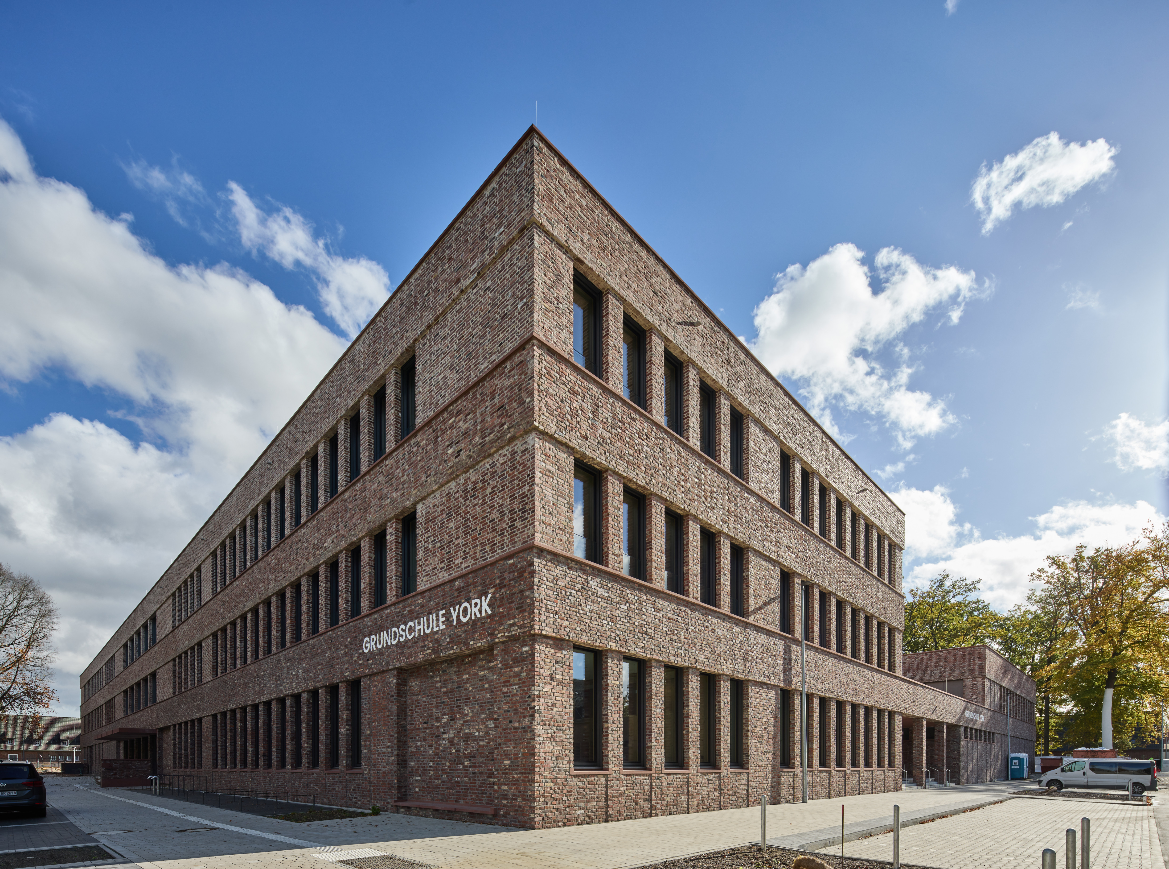 Schulhof und Gebäude – Impressionen nach Fertigstellung