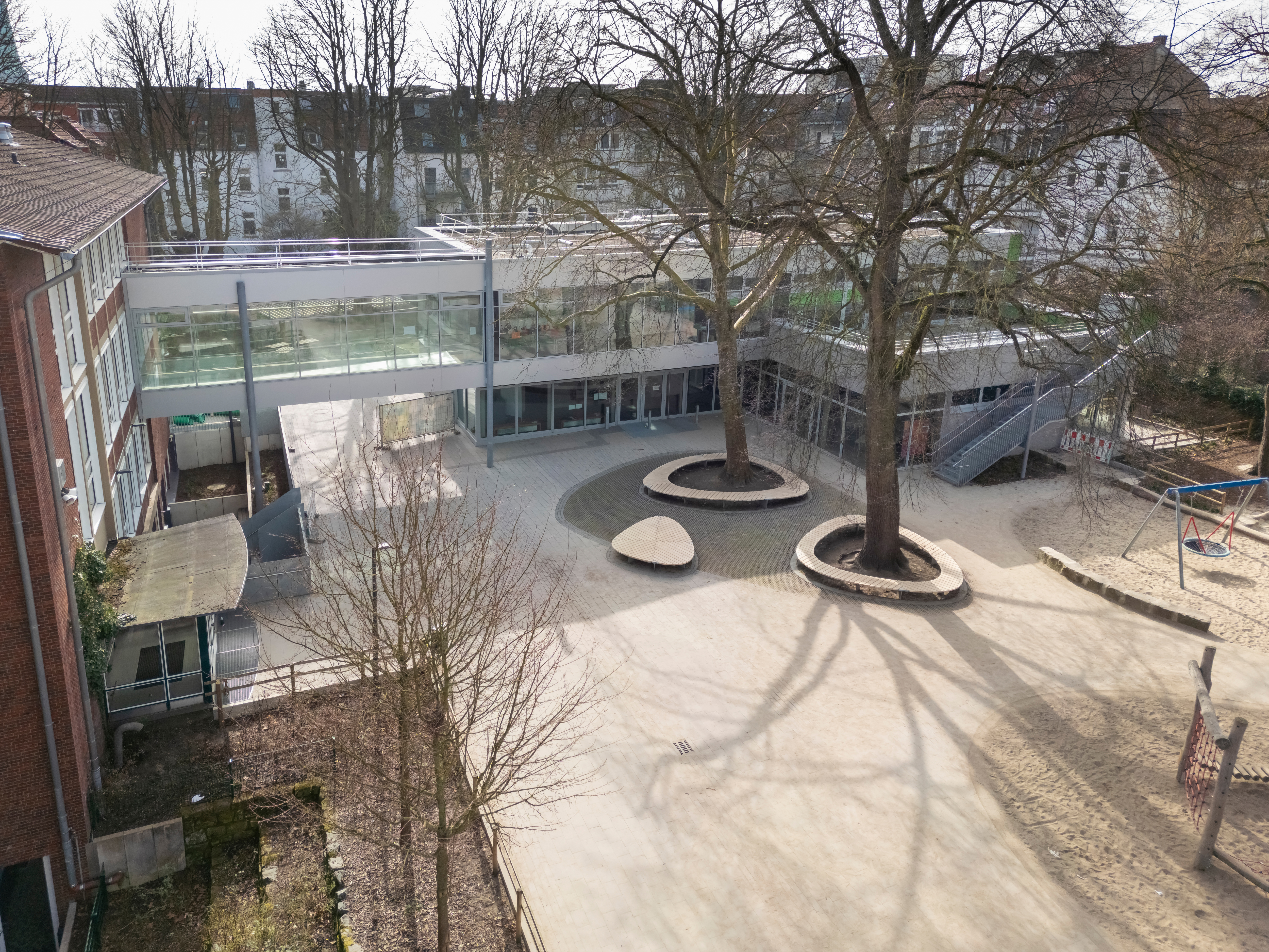 Schulhof und Gebäude – Impressionen nach Fertigstellung