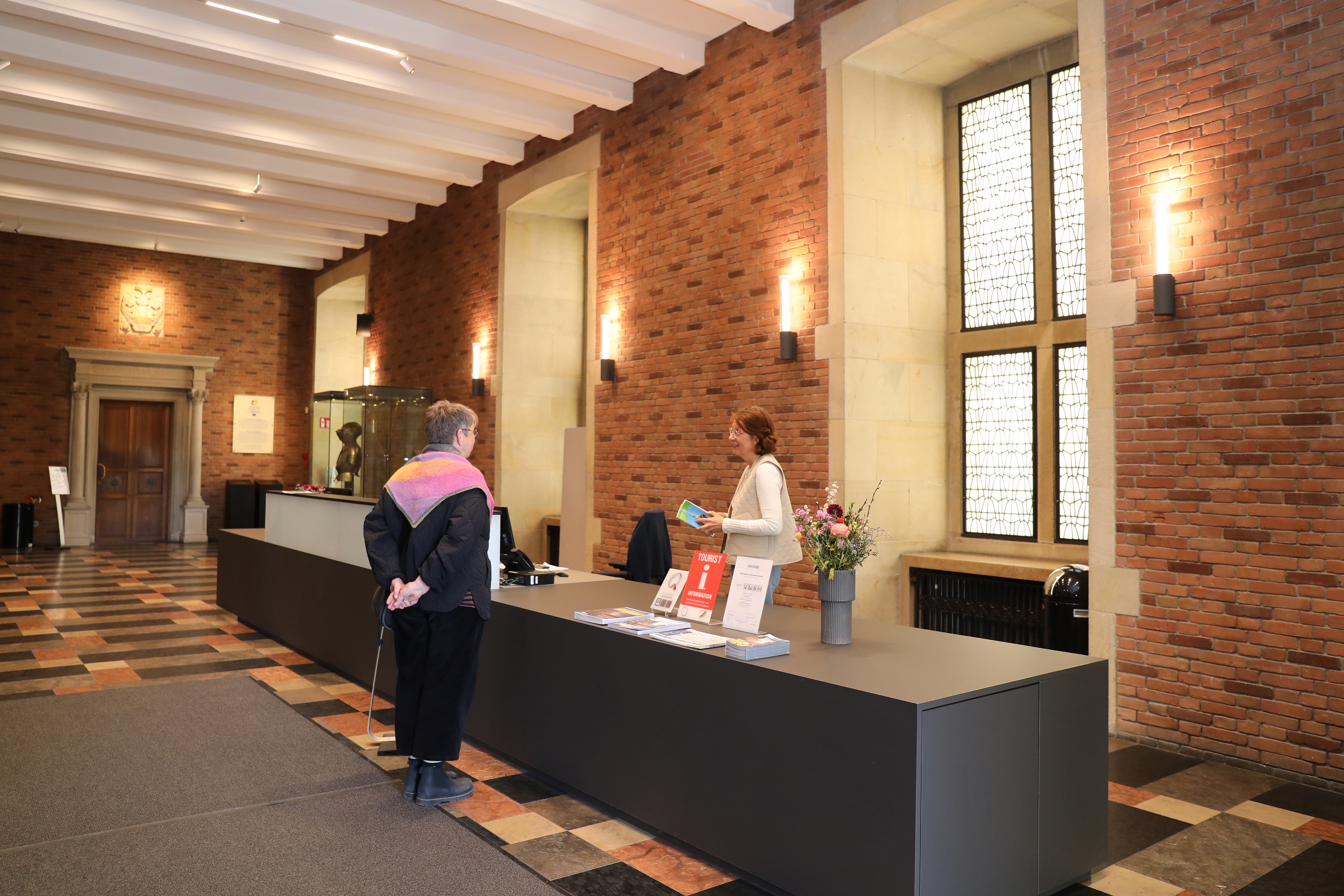 Im Zuge des Umbaus der Bürgerhalle im Historischen Rathaus hat die Stadt dort unter anderem einen neuen Informations-Desk für die touristische Beratung installiert. 