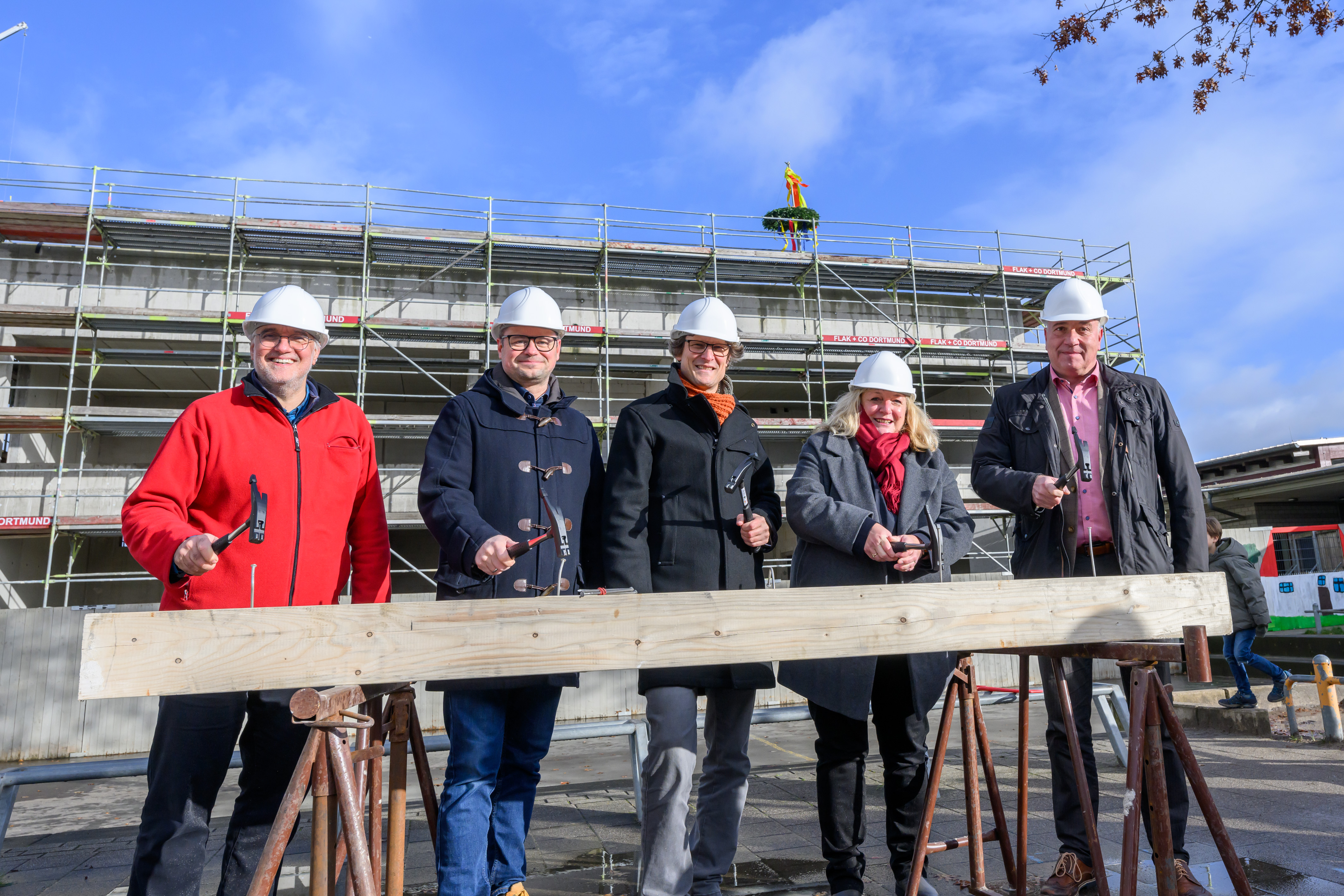 Feierten gemeinsam das Richtfest für den Erweiterungsbau der Mosaik-Schule in Gievenbeck (v.l.): Schulleiter Fredon Salehian, Bezirksbürgermeister Stephan Brinktrine, Architekt Hendrik Nettels, Projektleiterin Simone Telljohann und Immobiliendezernent Arno Minas.