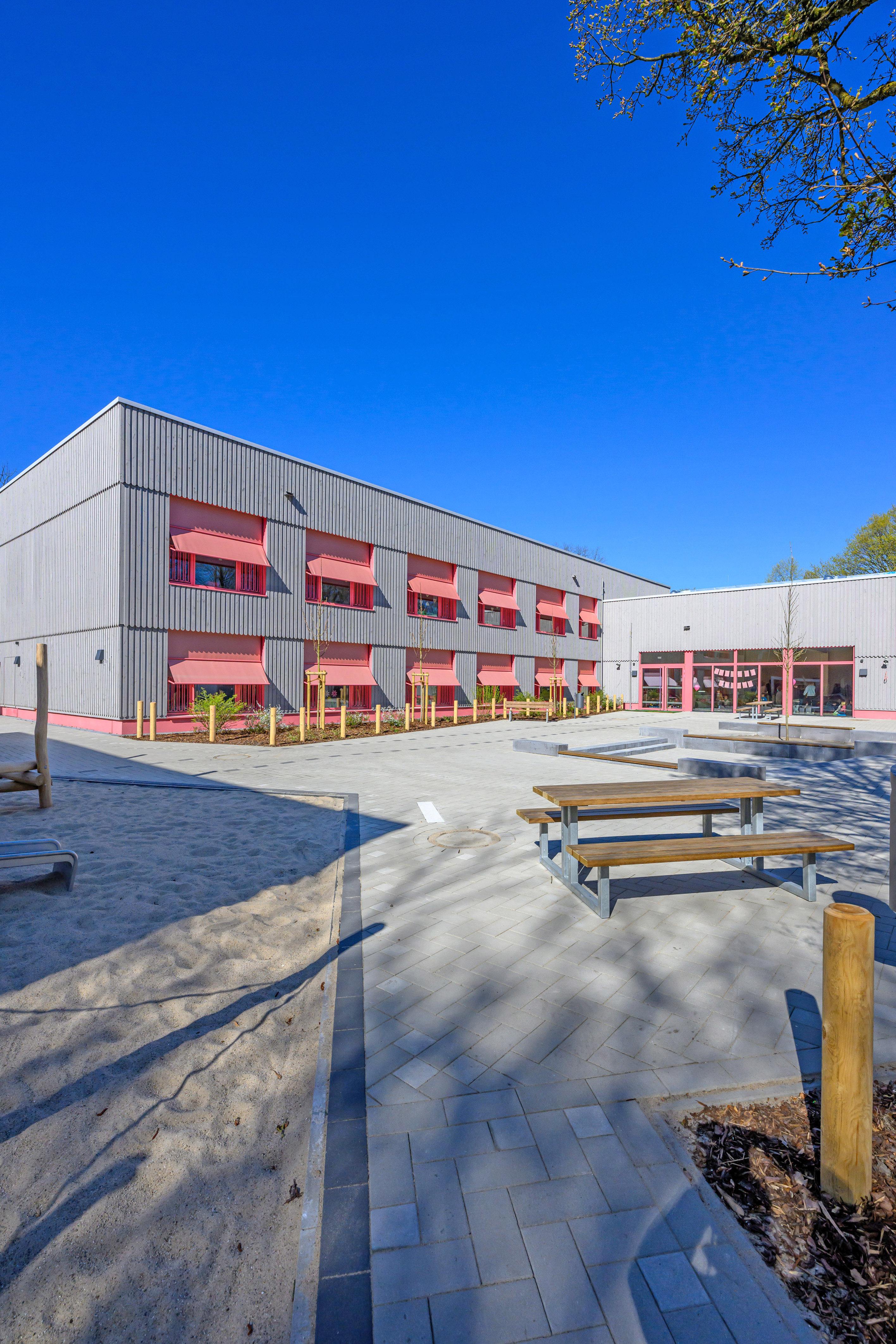 Der Erweiterungsbau der Annette-von-Droste-Hülshoff-Grundschule in Angelmodde bietet moderne Klassenzimmer, Differenzierungsräume und Betreuungsbereiche. Der Erweiterungsbau der Annette-von-Droste-Hülshoff-Grundschule in Angelmodde bietet moderne Klassenzimmer, Differenzierungsräume und Betreuungsbereiche.