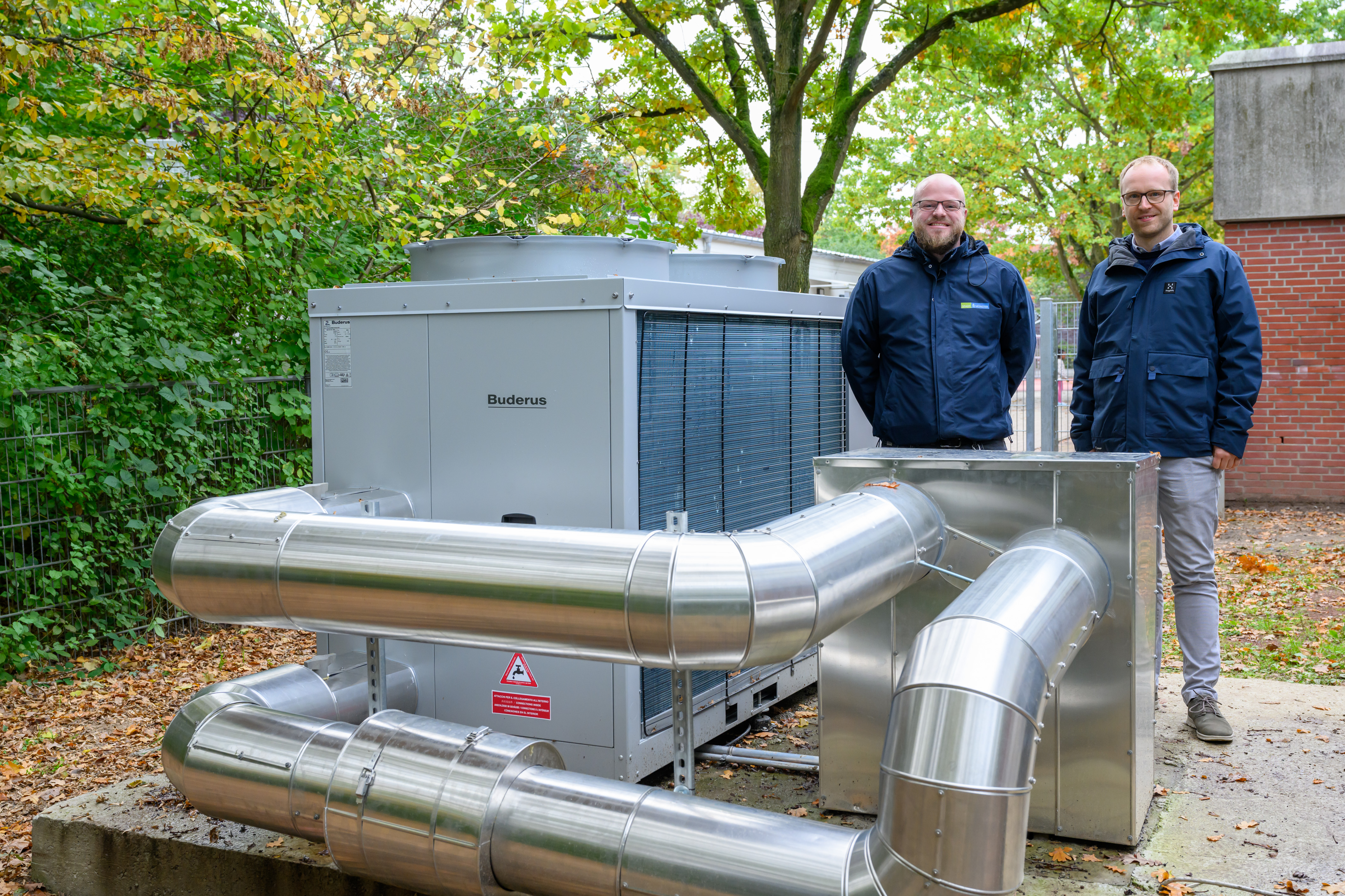 Wärmepumpe gemeinsam mit Mitarbeitern aus dem Amt für Immobilienmanagement