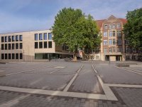 Schulhof - Blick auf Neubau und Altbau