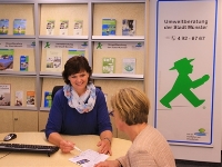 Beate Böckenholt im Beratungsgespräch Foto einer Beratung von Beate Böckenholt im Stadtwerke CityShop