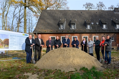 Oberbürgermeister Markus Lewe sowie Vertretung der Stadtverwaltung beim ersten Spatenstisch