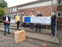 Übergabe des Förderbescheids (September 2020) Gruppenbild: mehrere Personen stehen vor der Pötterhoekschule und halten ein Banner der Europäischen Union