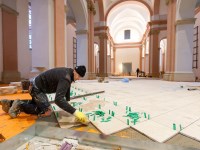 Foto Sanierungsarbeiten Dominikanerkirche Foto Arbeiter bei Sanierungsarbeiten in der Dominikanerkirche