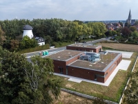 Schrägluftaufnahme, im Hintergrund der Ortskern mit Kirche