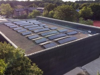 Schrägluftbild der Sporthalle mit Gründach und Photovoltaikanlage