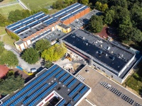 Blick von oben auf die Dächer des Schulzentrums mit Photovoltaikanlage