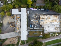 Drohnenbild von oben auf die Schule mit Baustelle(n)