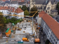 Schrägluftbild der Baustelle, daneben das alte Gebäude der Kreuzschule, im Hintergrund die Kreuzkirche