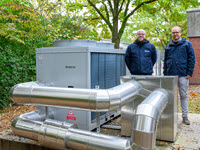 Mithilfe der neuen Wärmepumpen an Bestandsgebäuden wollen Jan Entrup (l.) und Daniel Baumkötter vom Amt für Immobilienmanagement Erfahrungen für weitere Projekte sammeln. Foto Jan Entrup (l.) und Daniel Baumkötter vom Amt für Immobilienmanagement