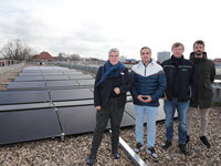 Foto Besichtigung der neuen Photovoltaikanlage auf dem Dach der Stadtbücherei