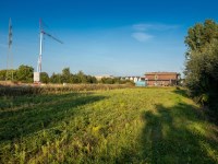 Baufeld mit Baukränen, im Hintergrund ein fertiges Gebäude