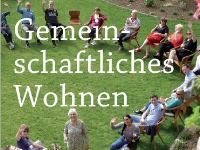 Bildausschnitt des Broschürentitels: Viele Menschen sitzen im Stuhlkreis auf dem Rasen vor einem Haus, darüber der Schriftzug 'Gemeinschaftliches Wohnen'.