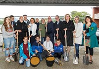 Gruppenbild mit vielen Spaten