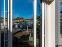 Blick durch ein Fenster auf die Baustelle