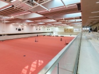 Blick in die Sporthalle mit rotem Bodenbelag