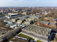 Foto vom Blick von Süd-Osten auf das gesamte Bauvorhaben, einschließlich der neuen Turnhalle im Vordergrund und der späteren Schullandschaft mit den Neubauten und dem Bestandsgebäude