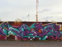 Farbiges Graffiti auf dem Bauzaun