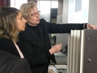 Dagmar Grote erläutert Schulleiterin Birgit Wenninghoff anhand eines Modells, wie die Fenster des neuen Schulgebäudes zukünftig aussehen sollen.