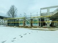 Foto der ersten Fassaden, im Vordergrund liegt Schnee