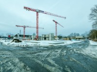 Blick auf die Baustelle, im Hintergrund drei Kräne