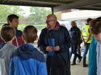 Markus Lewe im Gespräch mit Schülern