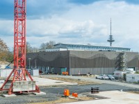 Foto der gesamte Fassade. Rund 2030 m² wurden mit Holzelementen aus Lärchenholz geschlossen.