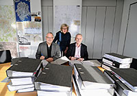 Die Leitung des Amtes für Immobilienmanagement,  Andreas Nienaber (r.) und Jörg A. Michel,  brachten mit Projektleiterin Ingrid Kremer nun den Antrag mit ihren Unterschriften auf den Weg.
