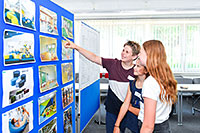 Engagiert dabei: Schülerinnen und Schüler diskutieren Einrichtungsbeispiele für den Neubau ihrer Gesamtschule. Foto: Presseamt Münster
