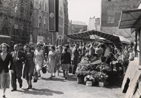 Blumenstand und Marktbesucher in der Innenstadt